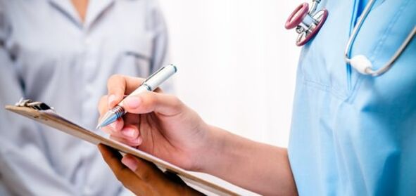 ο γιατρός συνταγογραφεί θεραπεία για τον πόνο στη μέση