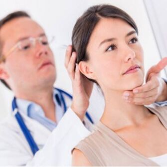 Ένας νευρολόγος εξετάζει έναν ασθενή που έχει πόνο στον αυχένα