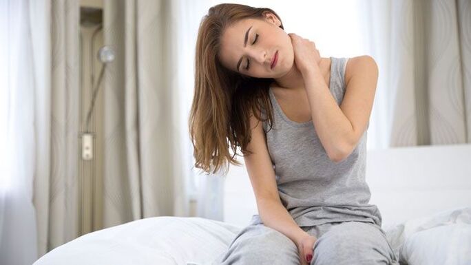 Μια γυναίκα ανησυχεί για έναν οξύ πόνο στο πίσω μέρος του λαιμού