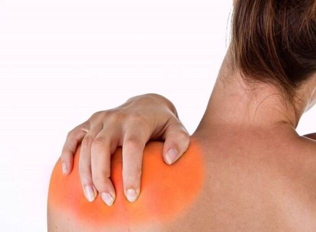 Ο πόνος κάτω από την αριστερή ωμοπλάτη είναι ένα σήμα μιας από τις σοβαρές ασθένειες