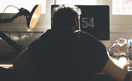Ένας άντρας σε έναν υπολογιστή