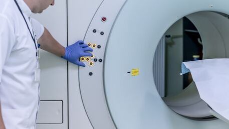 Ο γιατρός ελέγχει τη συσκευή MRI